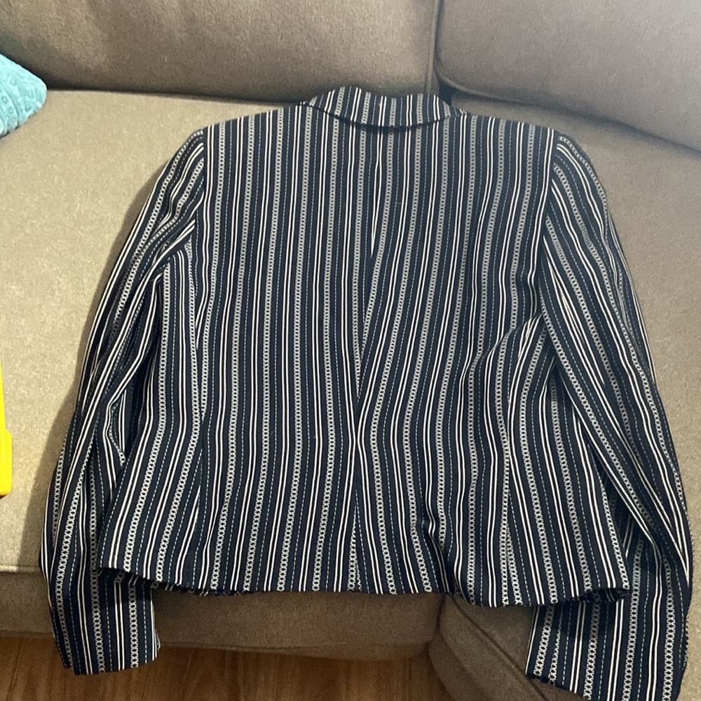 Beautiful, vesace blazer, no lowballs - Picture 12 of 12